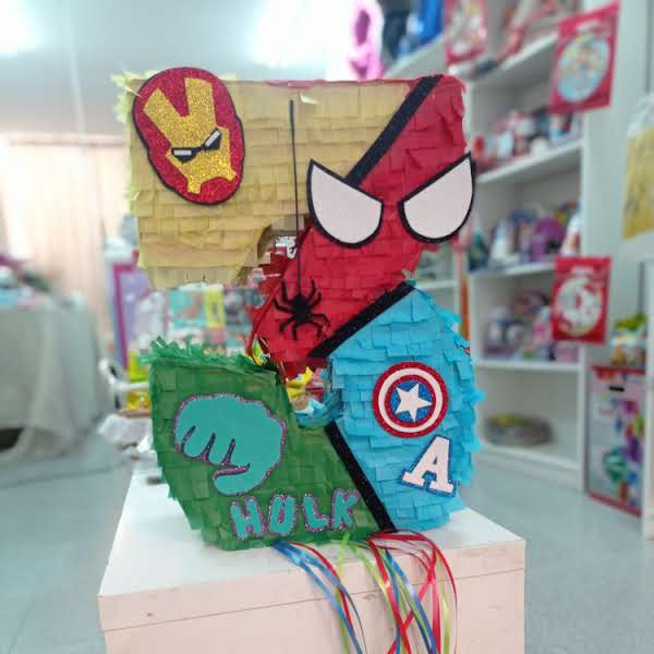 Piñata súper héroes niños